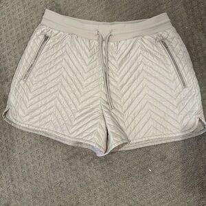Athleta Apres Ski Short Cream Beige Color Sz 10 Quilted Puffer Primaloft